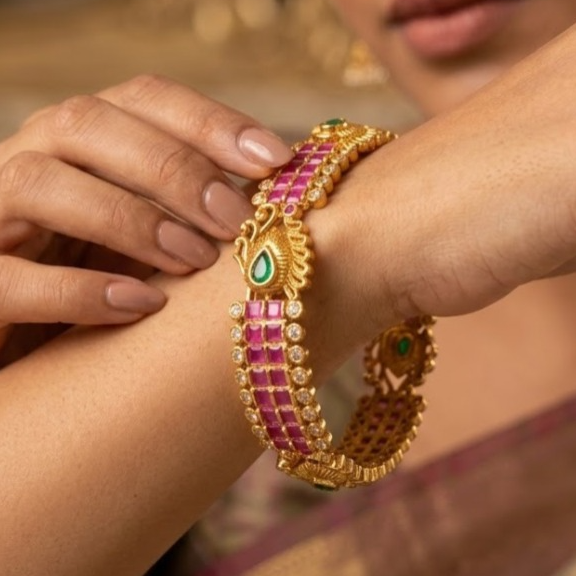 Peacock motif kemp stone bangle