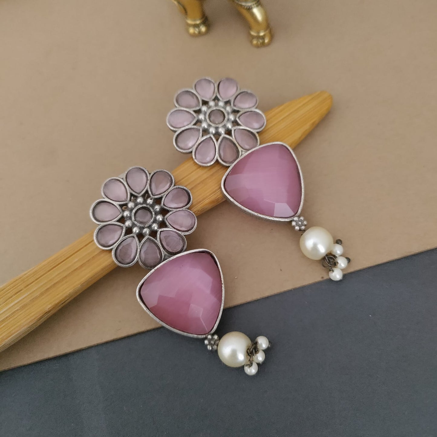 Round flower stone earring