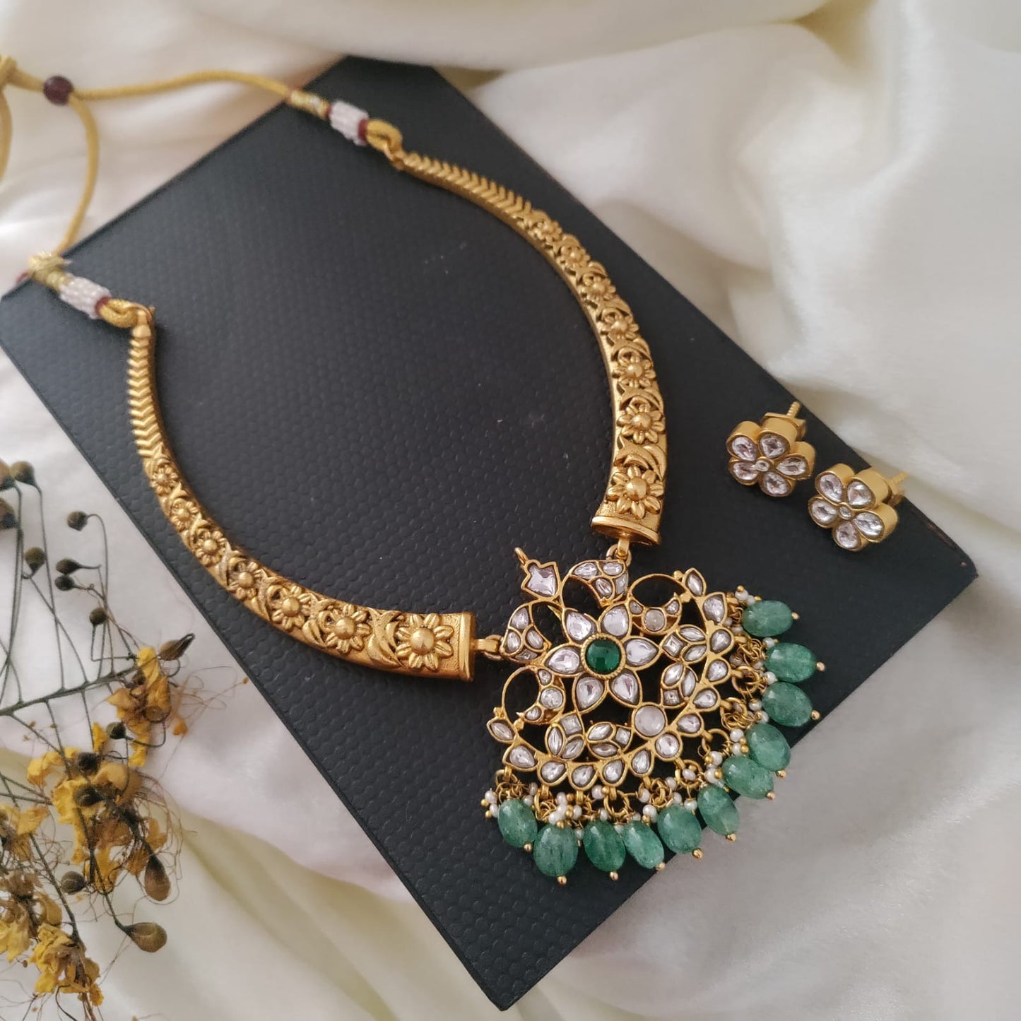 Stone pendant jadau kundan hasuli set
