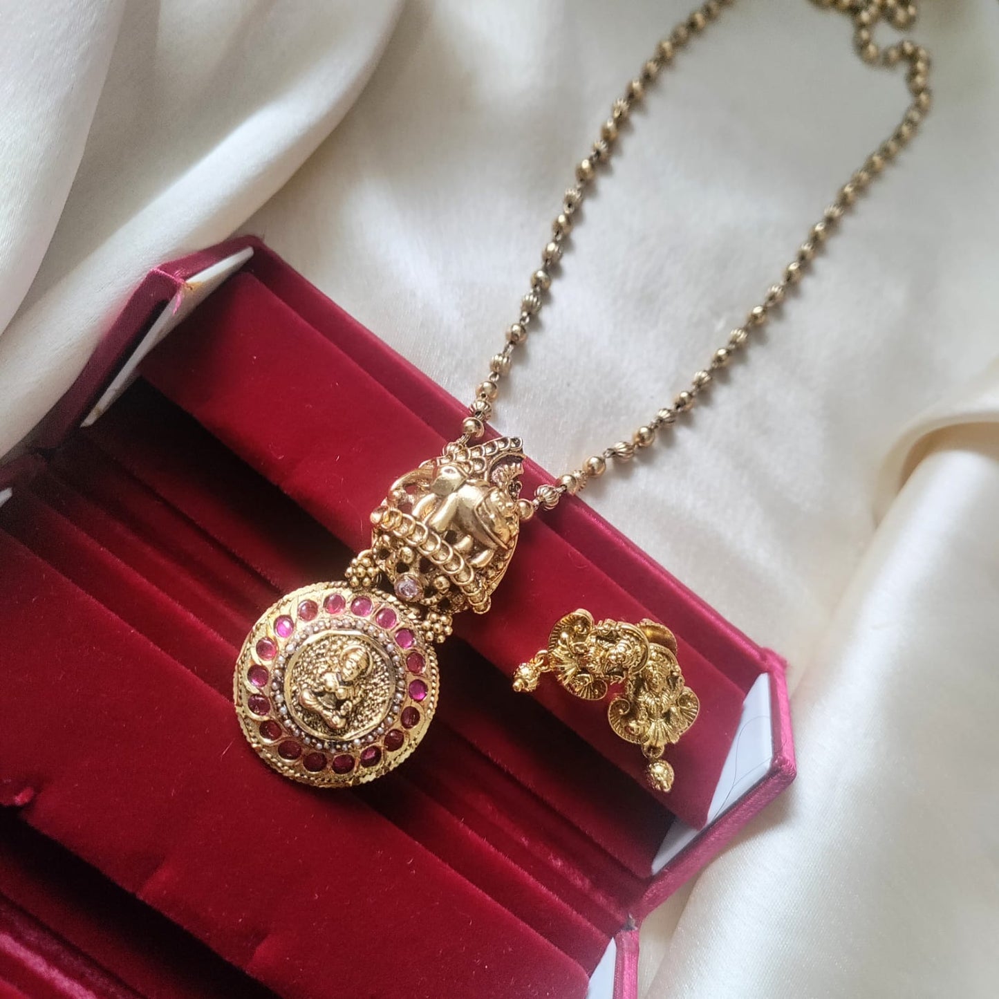 Goddess pendant chain set