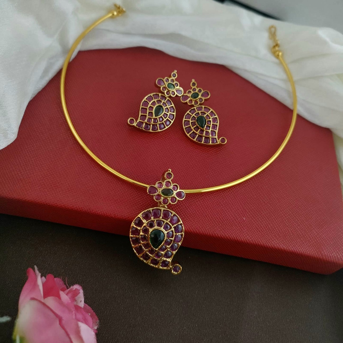 Kemp stone paisley shaped pendant hasli