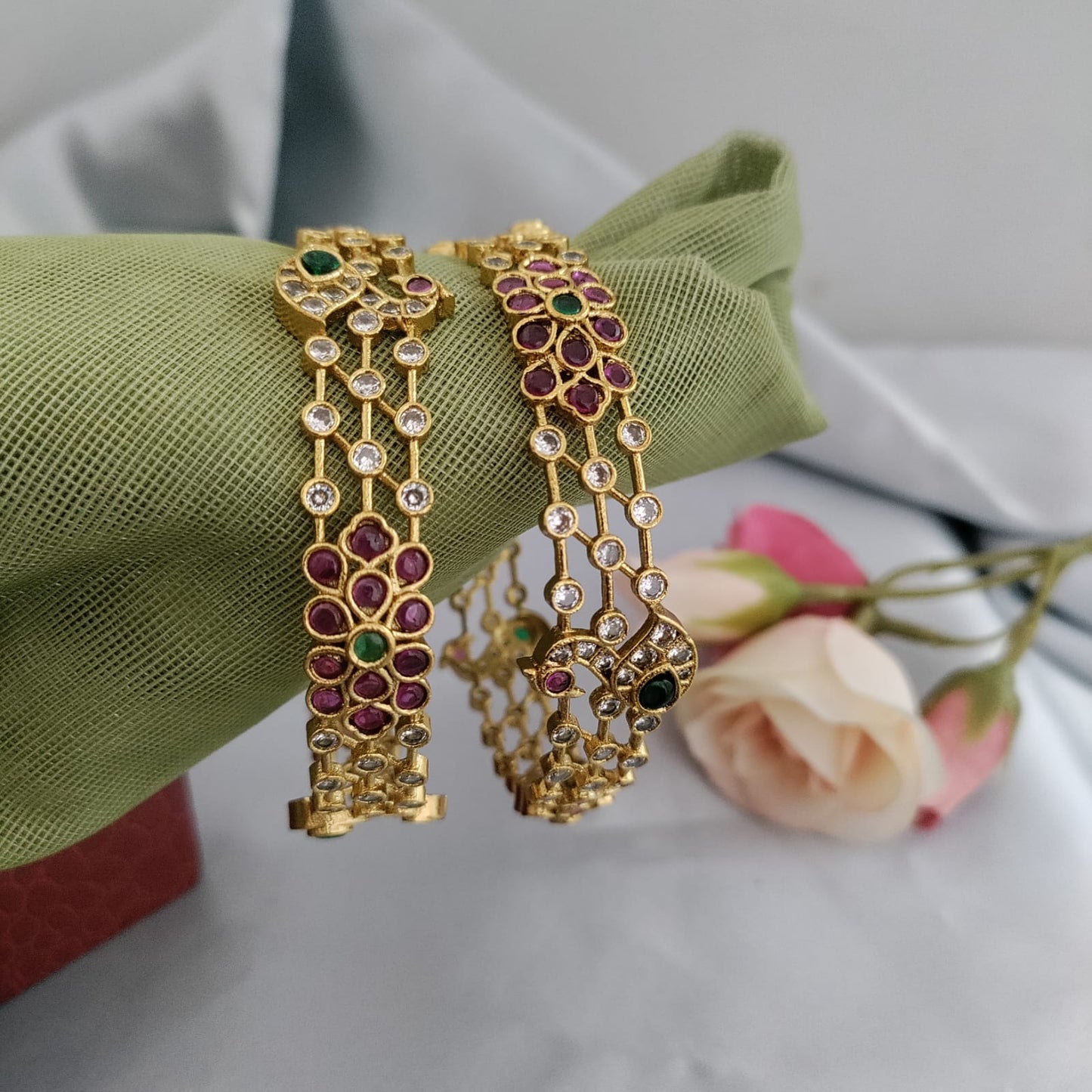 Kemp stone swan bangle
