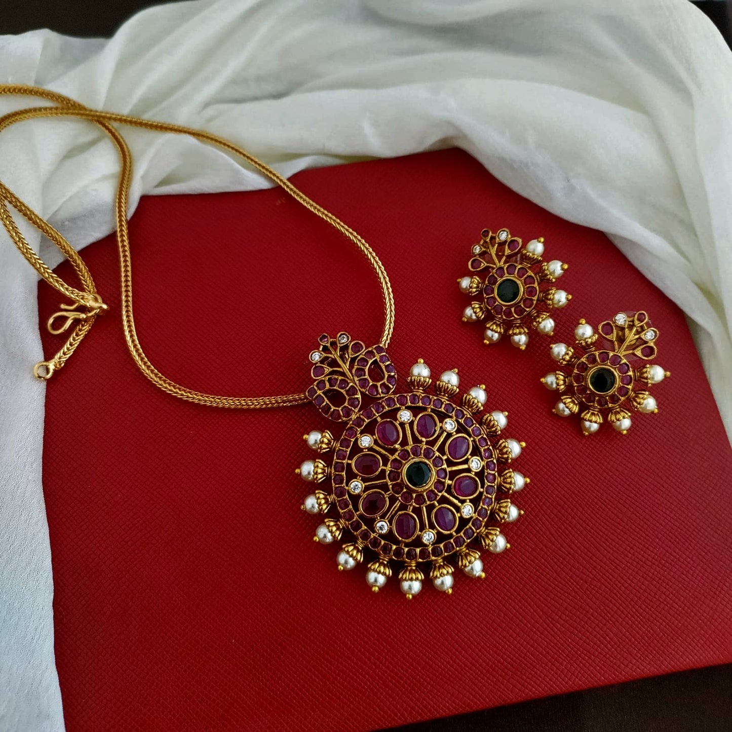 Dark ruby stone with pearl spike design pendant chain