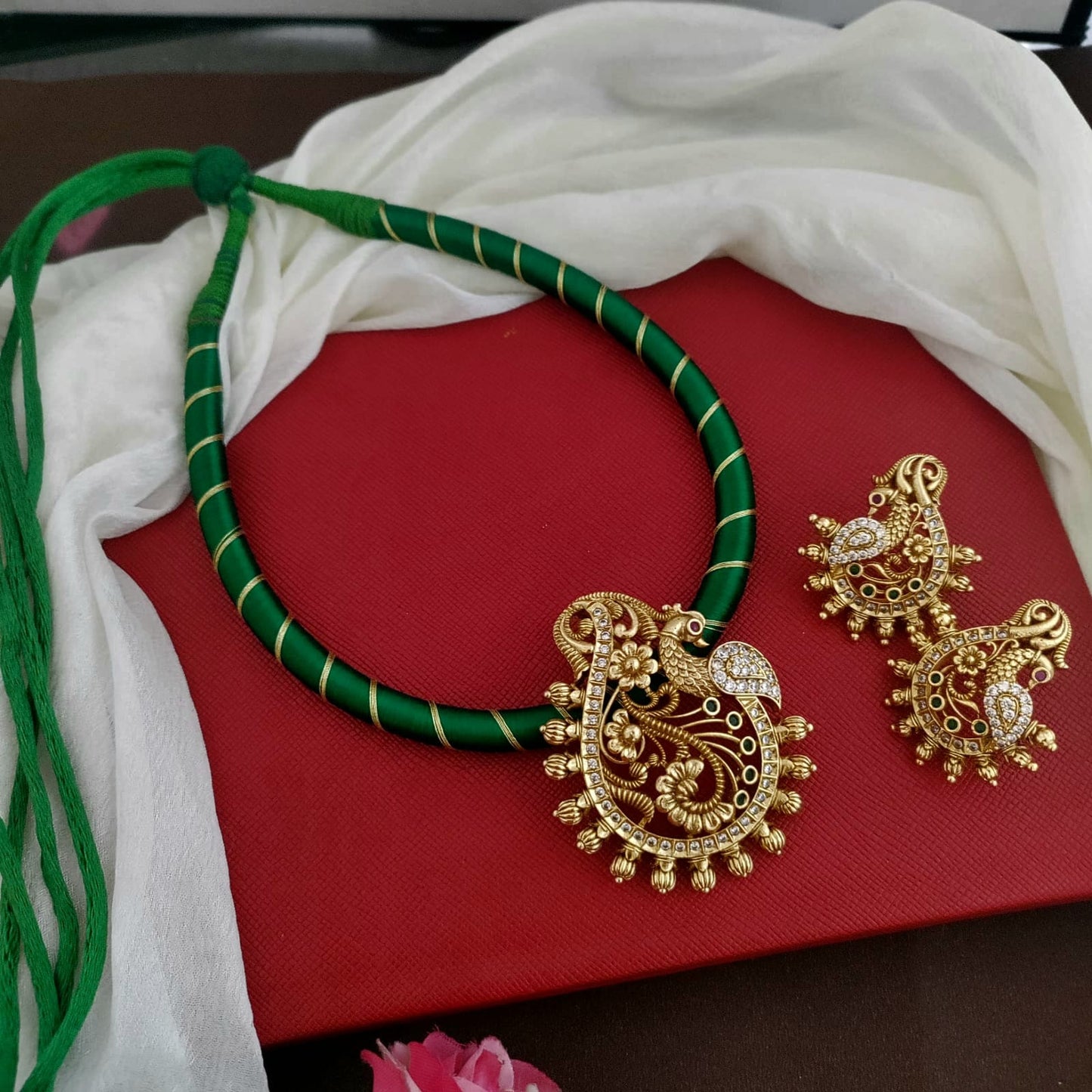 Drop shaped pendant with thread set