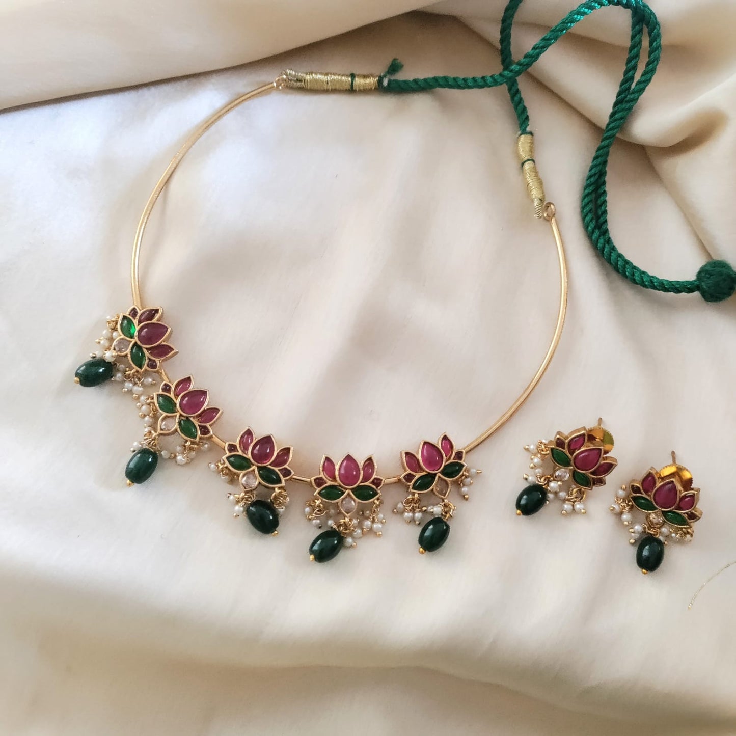 Lotus design kemp stone studded hasuli set