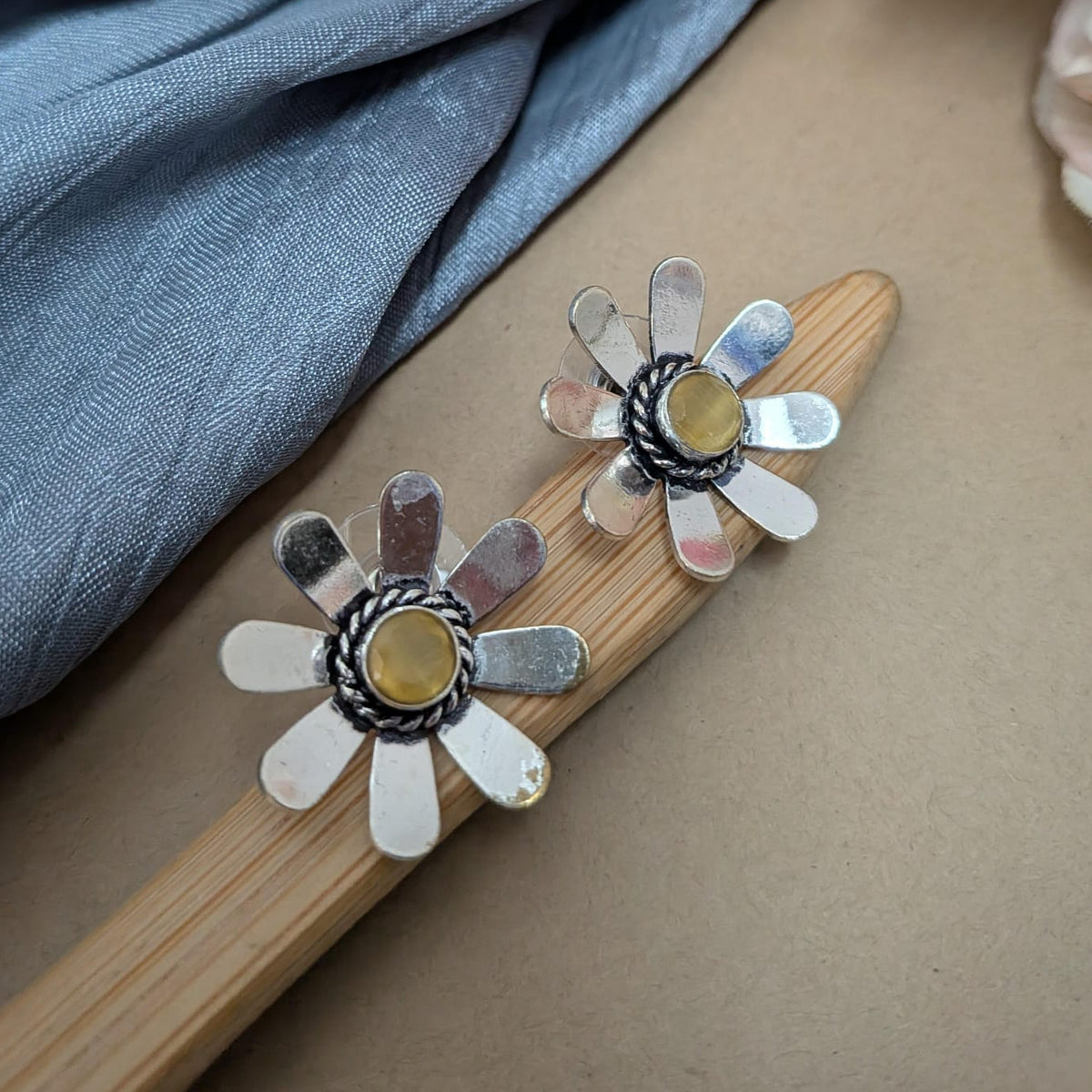 Flower stone stud