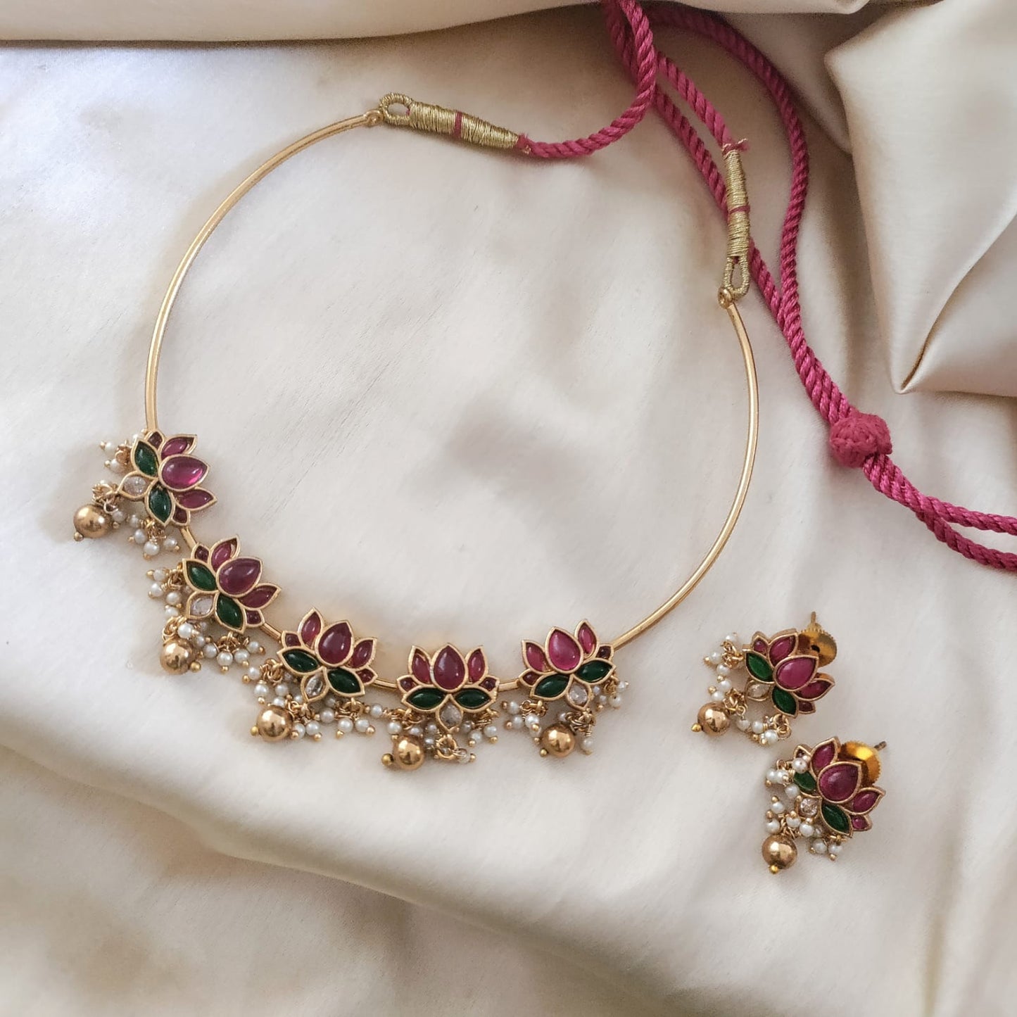 Lotus design kemp stone studded hasuli set