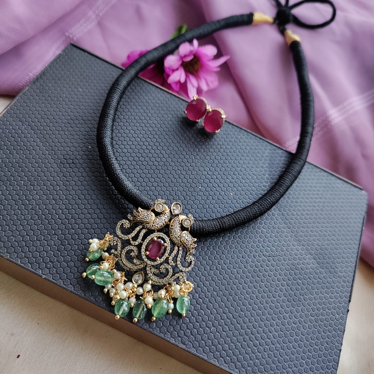 Victorian finish pendant with back thread necklace