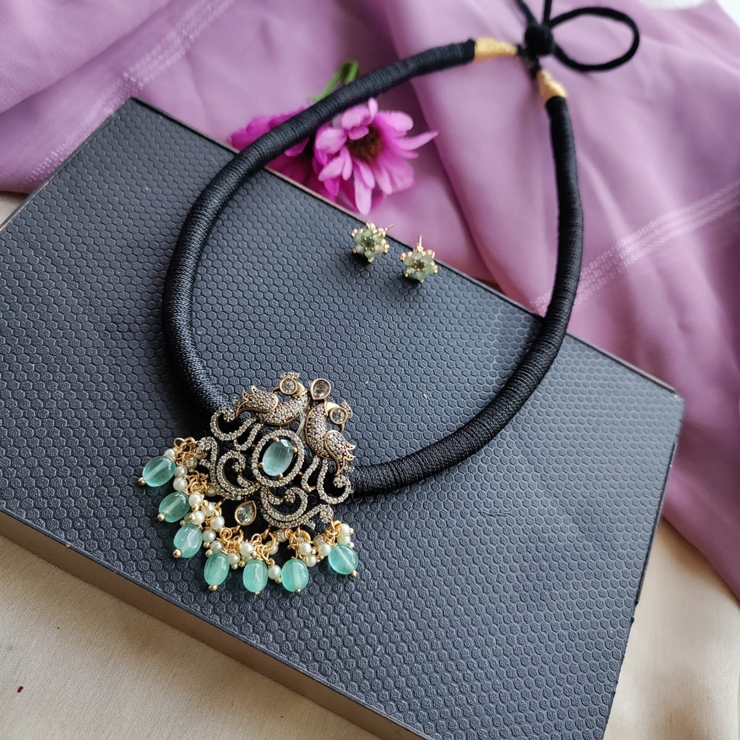 Victorian finish pendant with back thread necklace