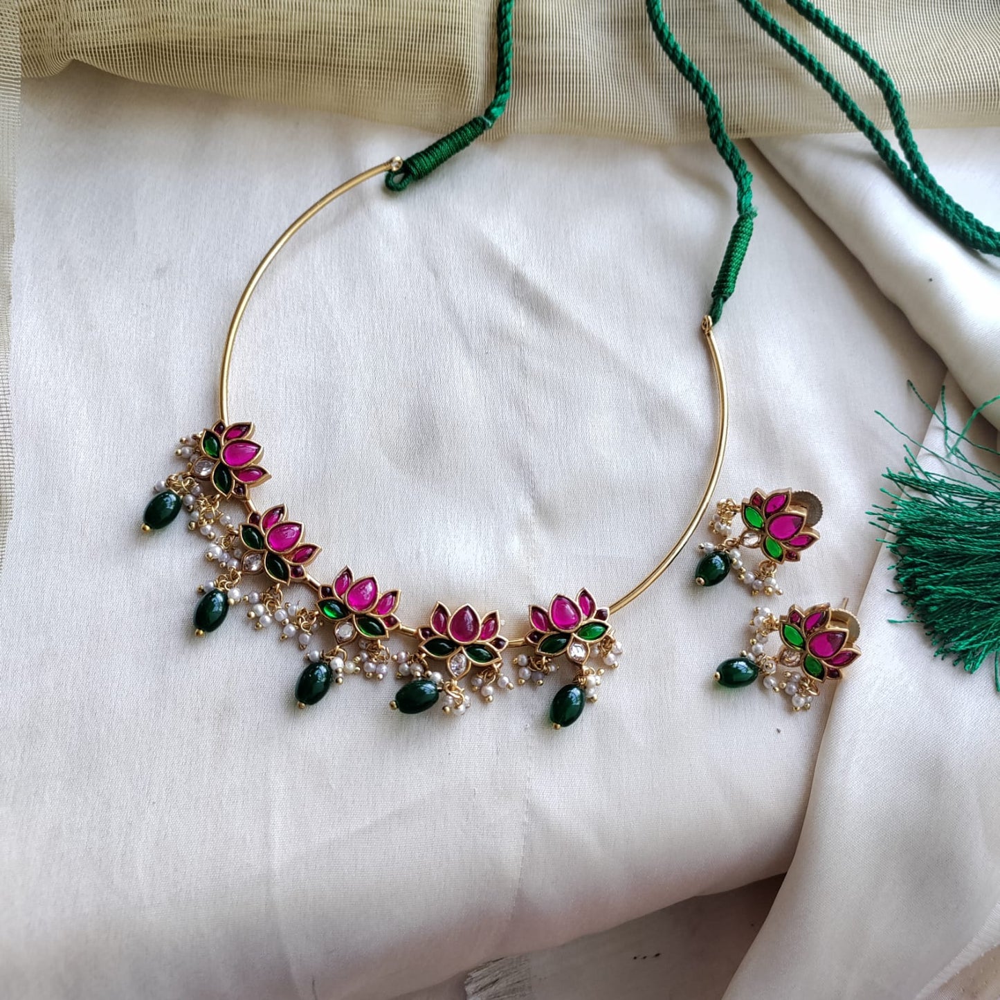 Lotus design kemp stone studded hasuli set