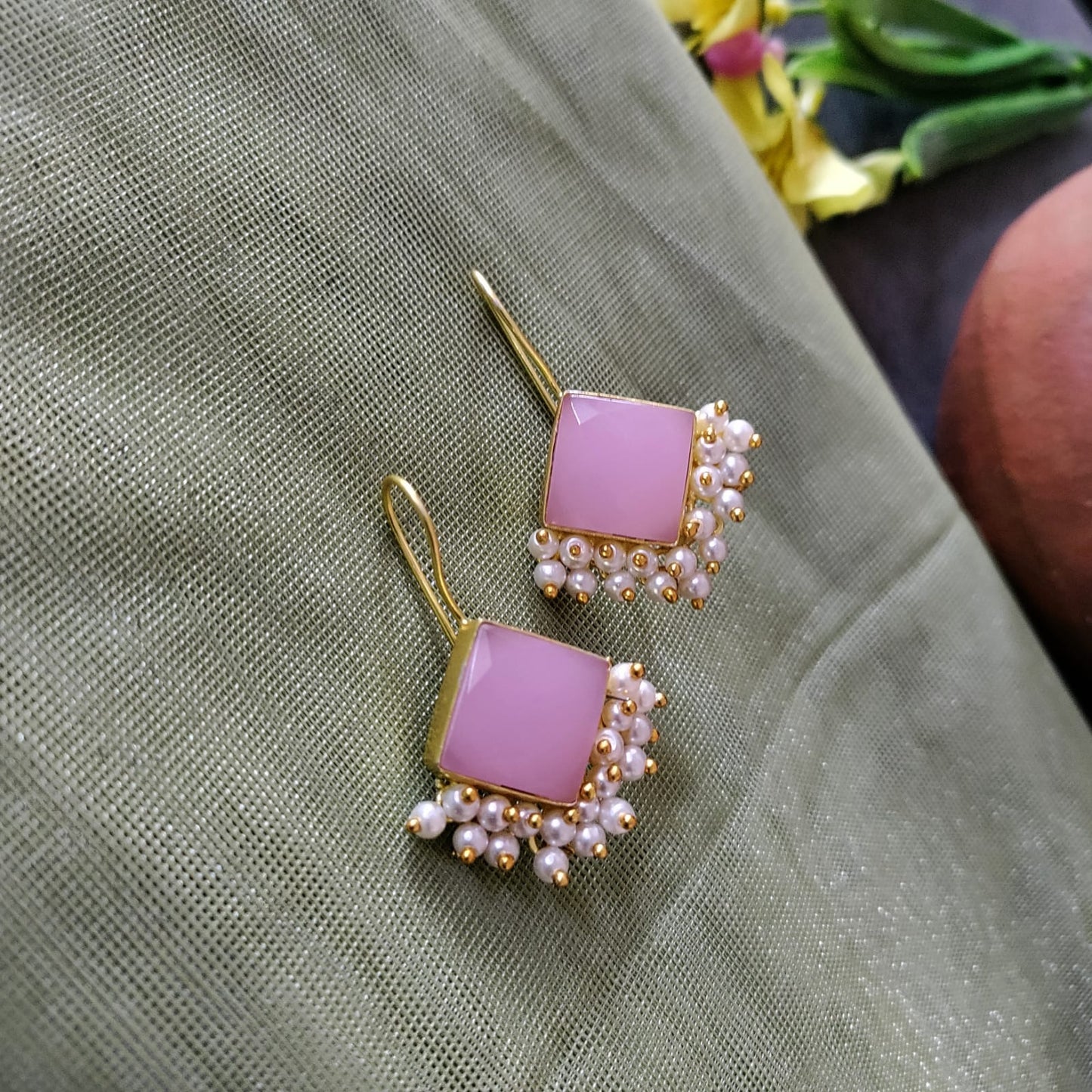 Hook pearl earring