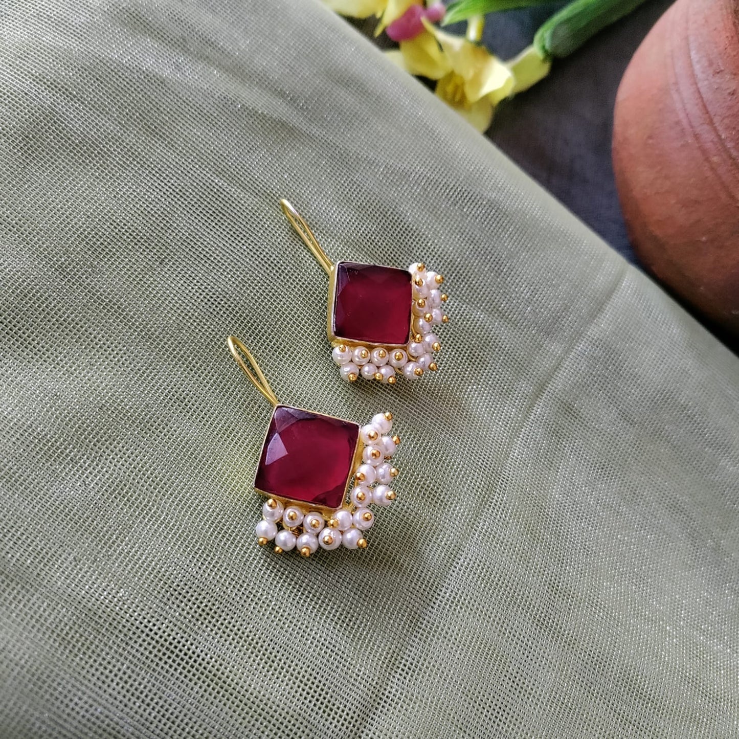 Hook pearl earring