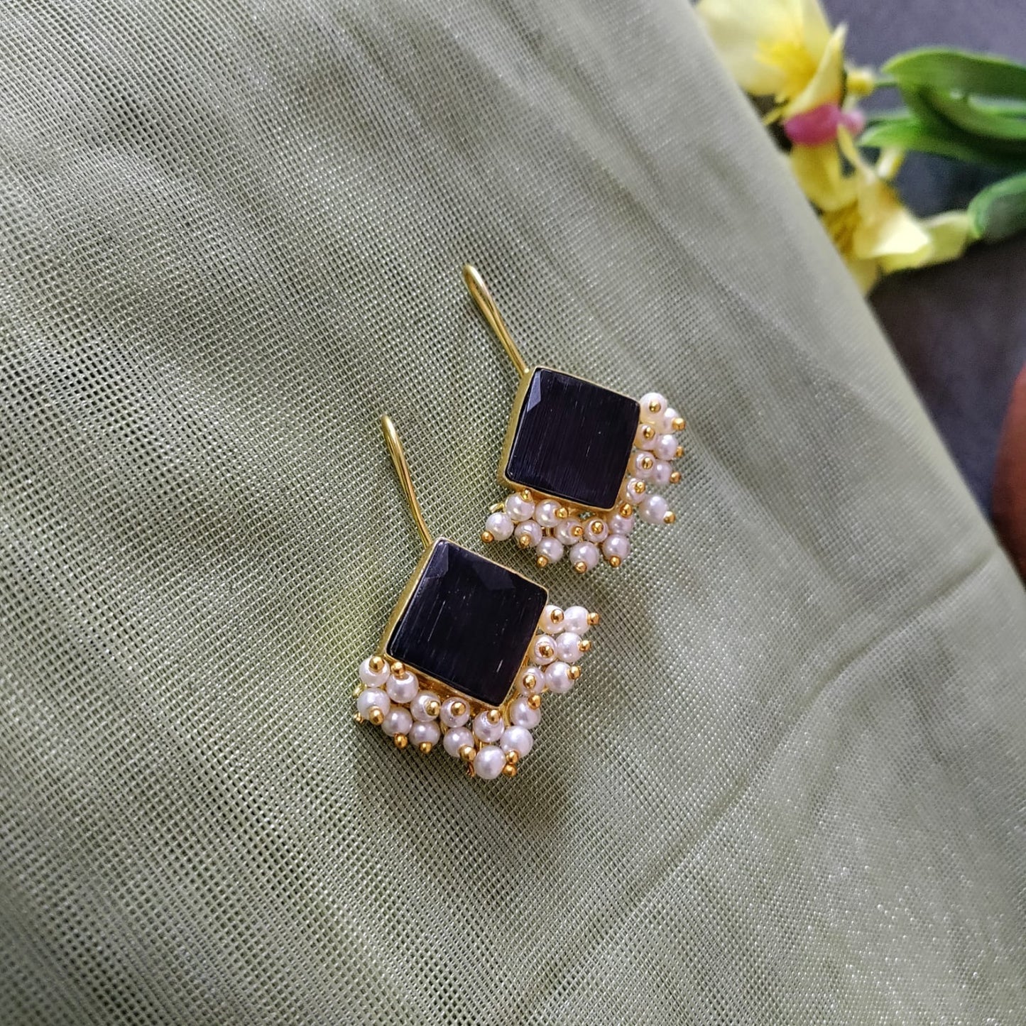 Hook pearl earring