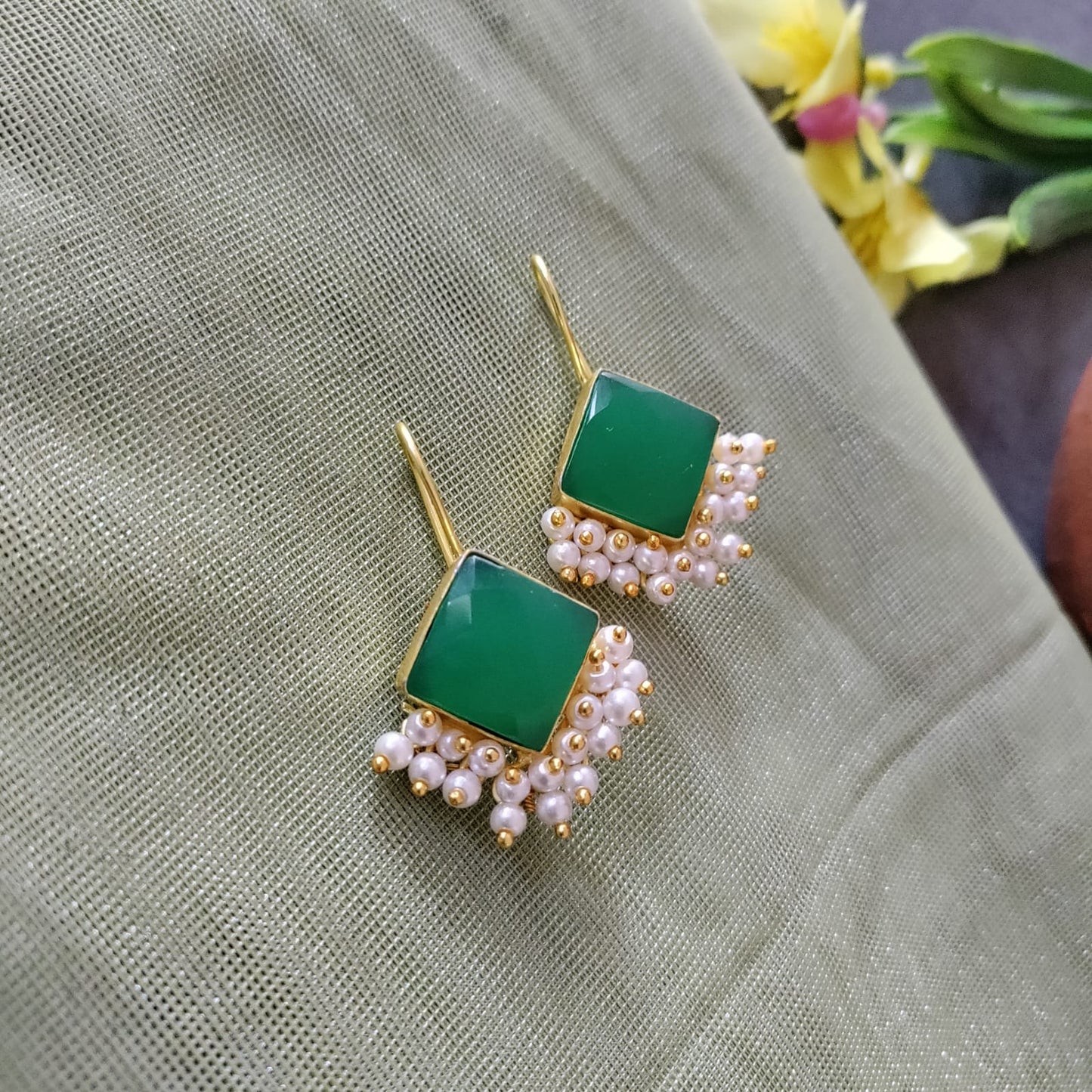 Hook pearl earring