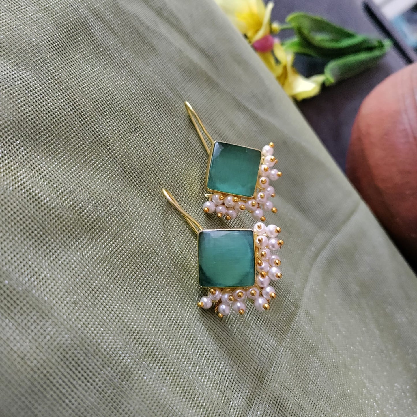 Hook pearl earring