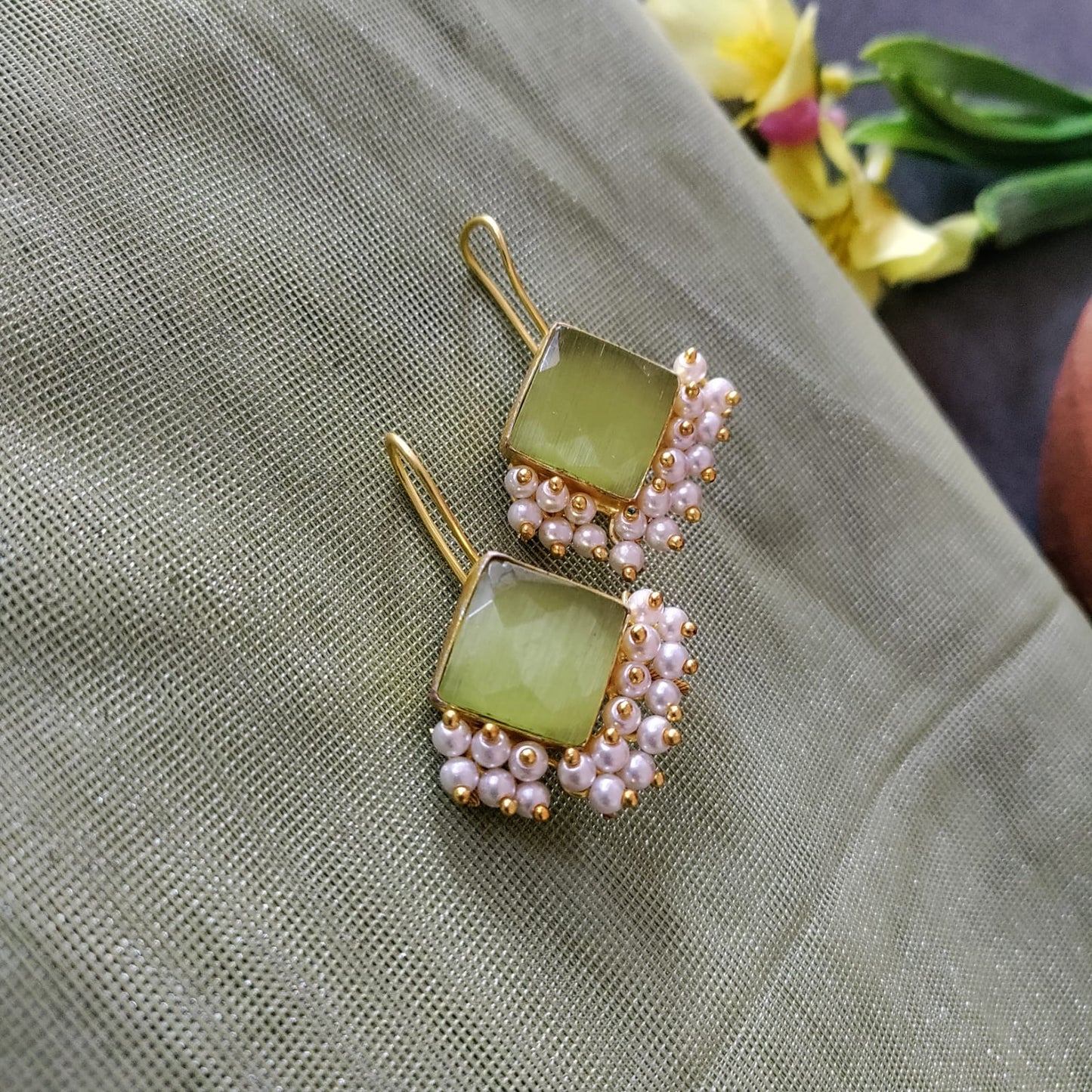 Hook pearl earring