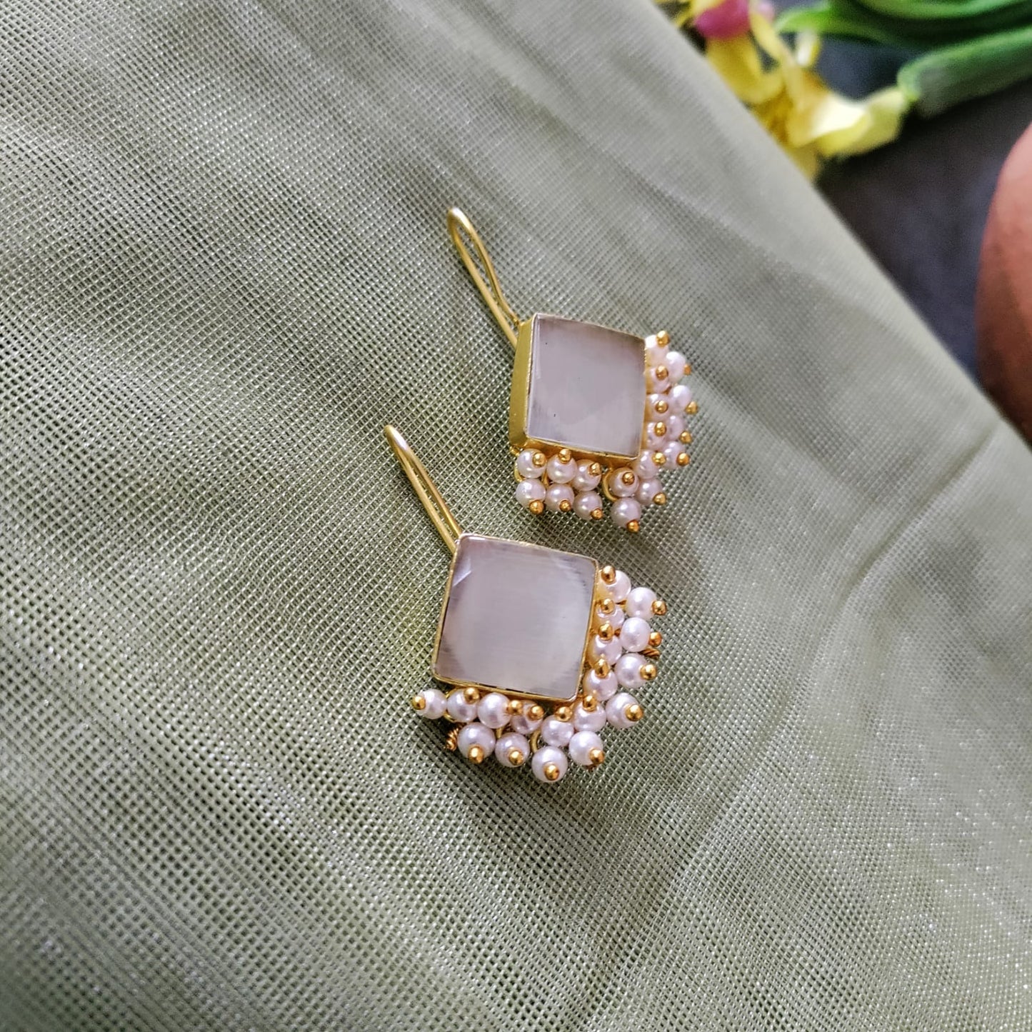 Hook pearl earring