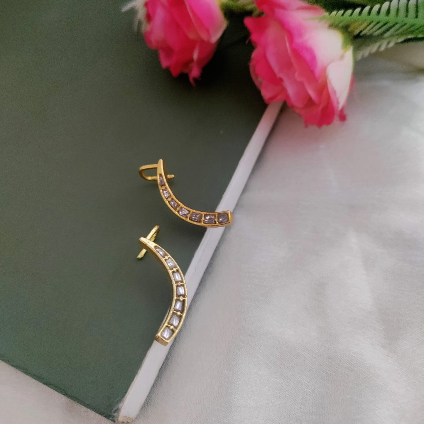 Jadau Kundan curved earcuff - Sleek design