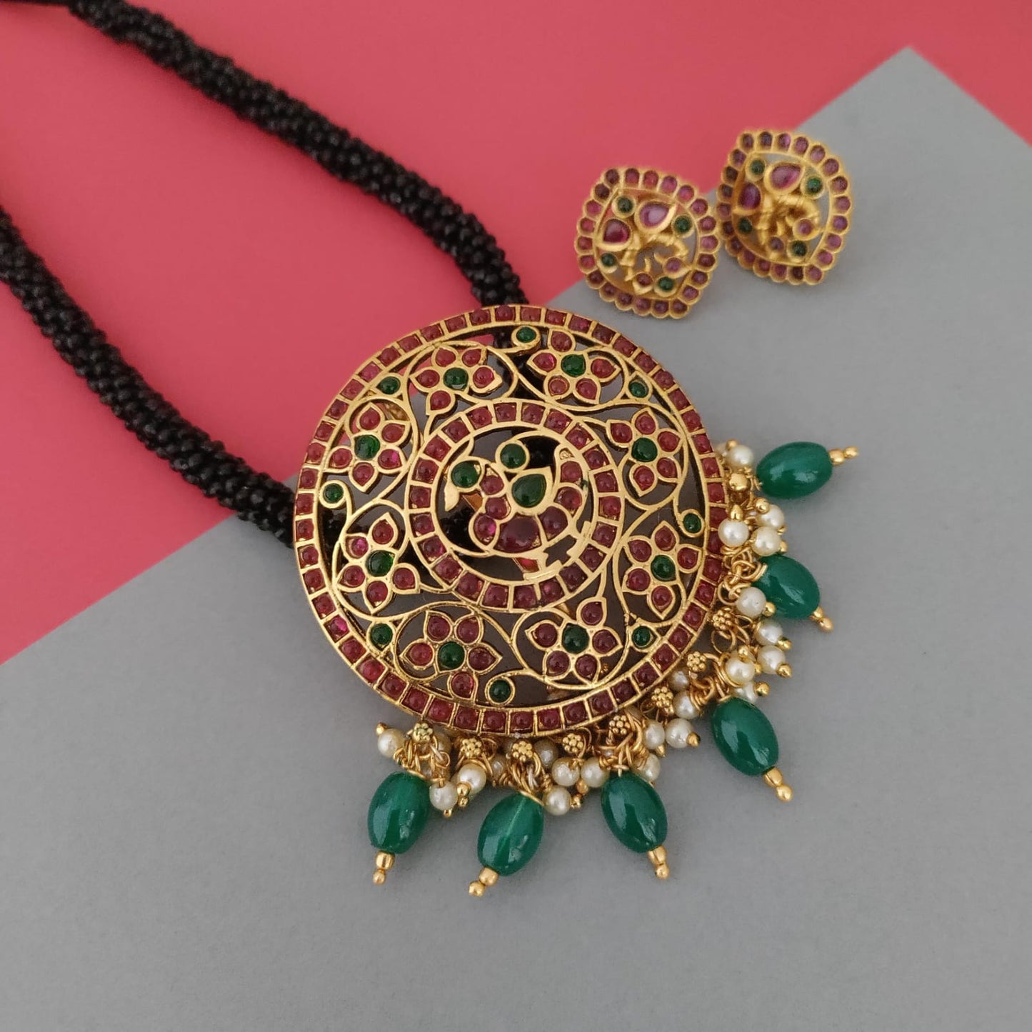 Kemp Stone Circular Rakhodi Pendant Set