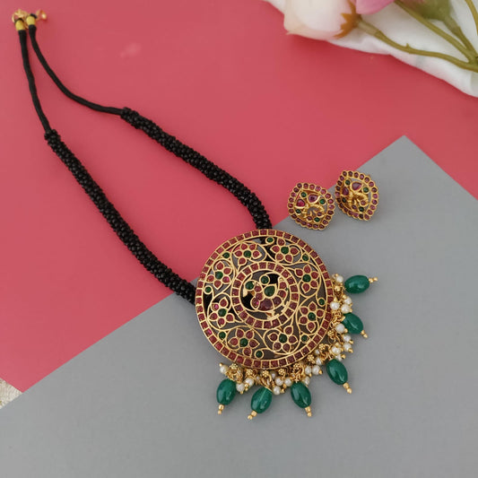 Kemp Stone Circular Rakhodi Pendant Set