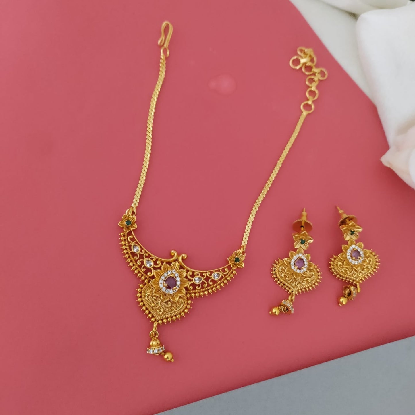Gold pendant chain