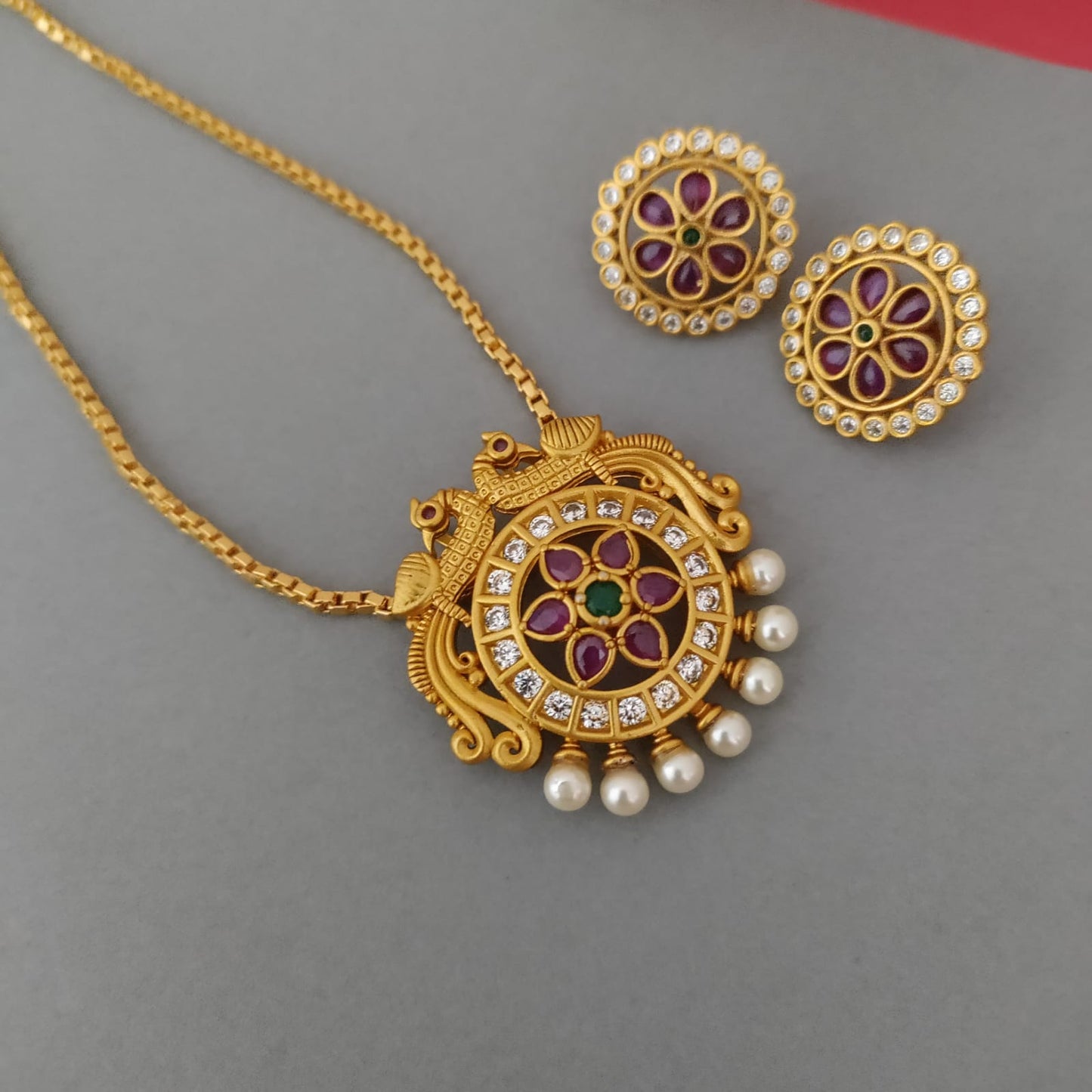 Peacock round pendant set