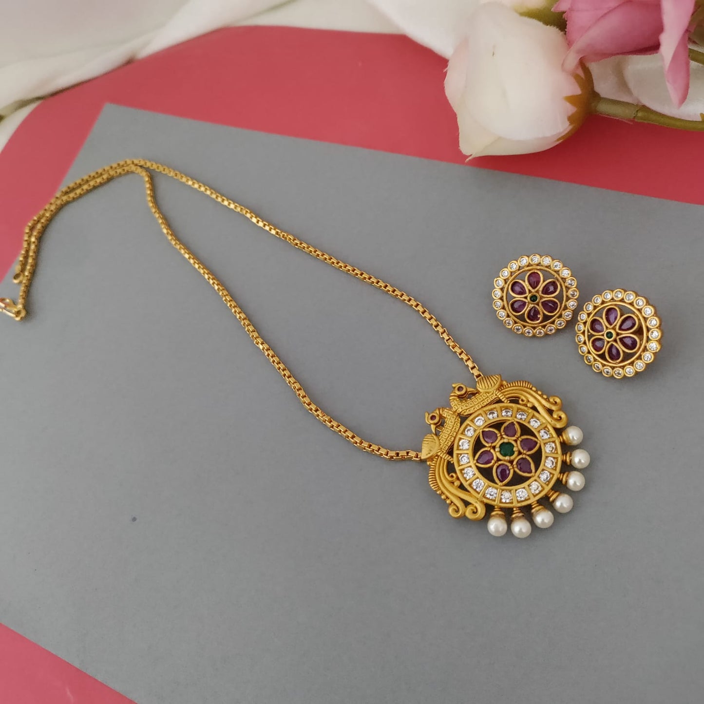 Peacock round pendant set