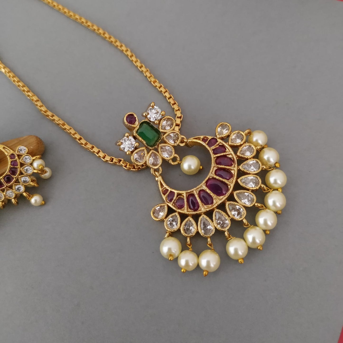 Sunburst pattern Pendant chain set