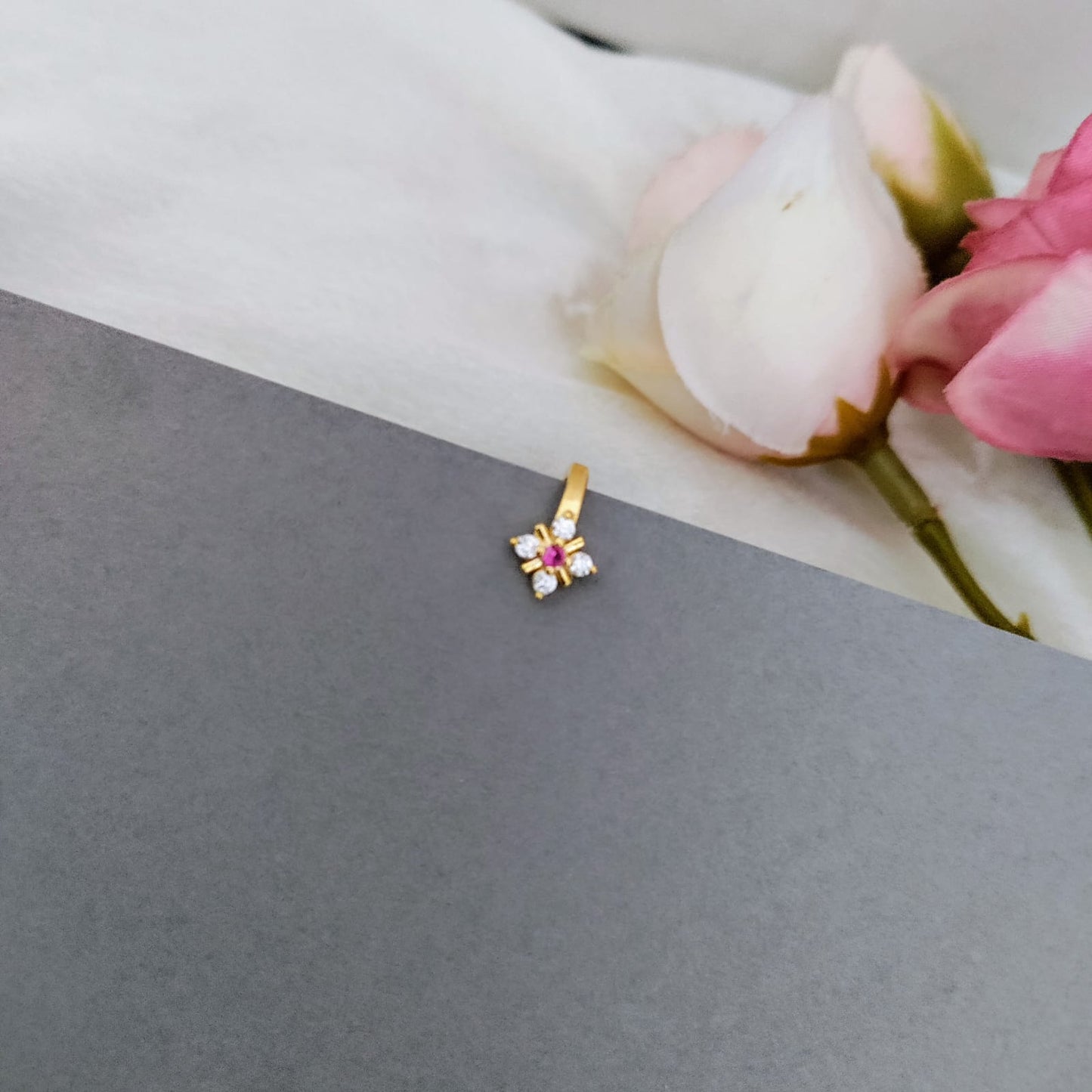 Diamond shaped nosepin