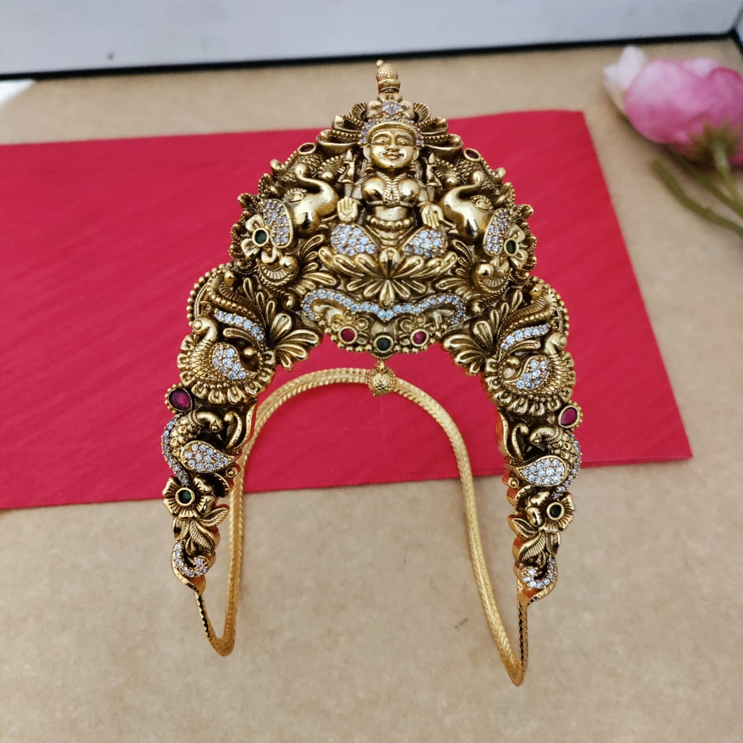 Oval shaped white stone pendant chain