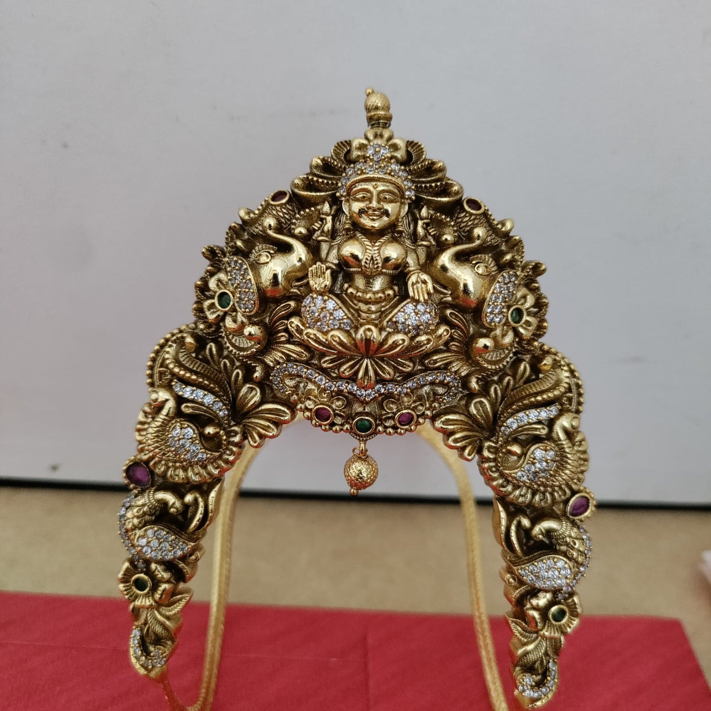 Oval shaped white stone pendant chain