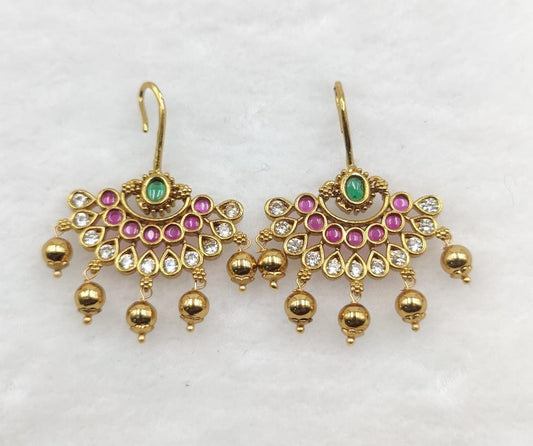 Hook kemp ruby stone earring