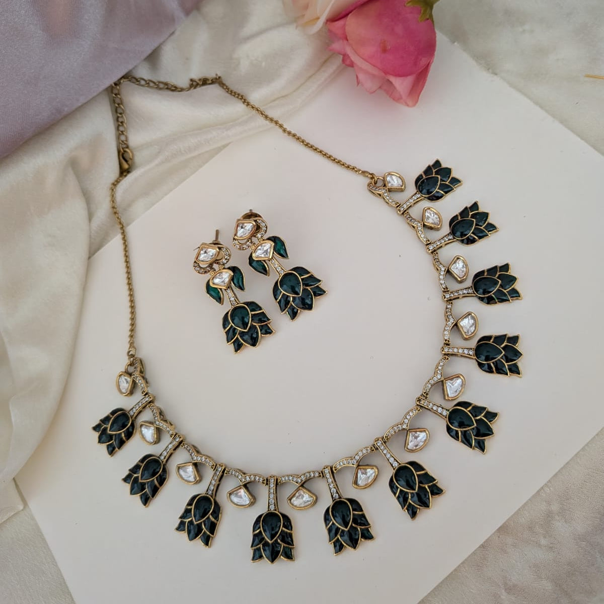 Lotus design necklace set Antique finish Green
