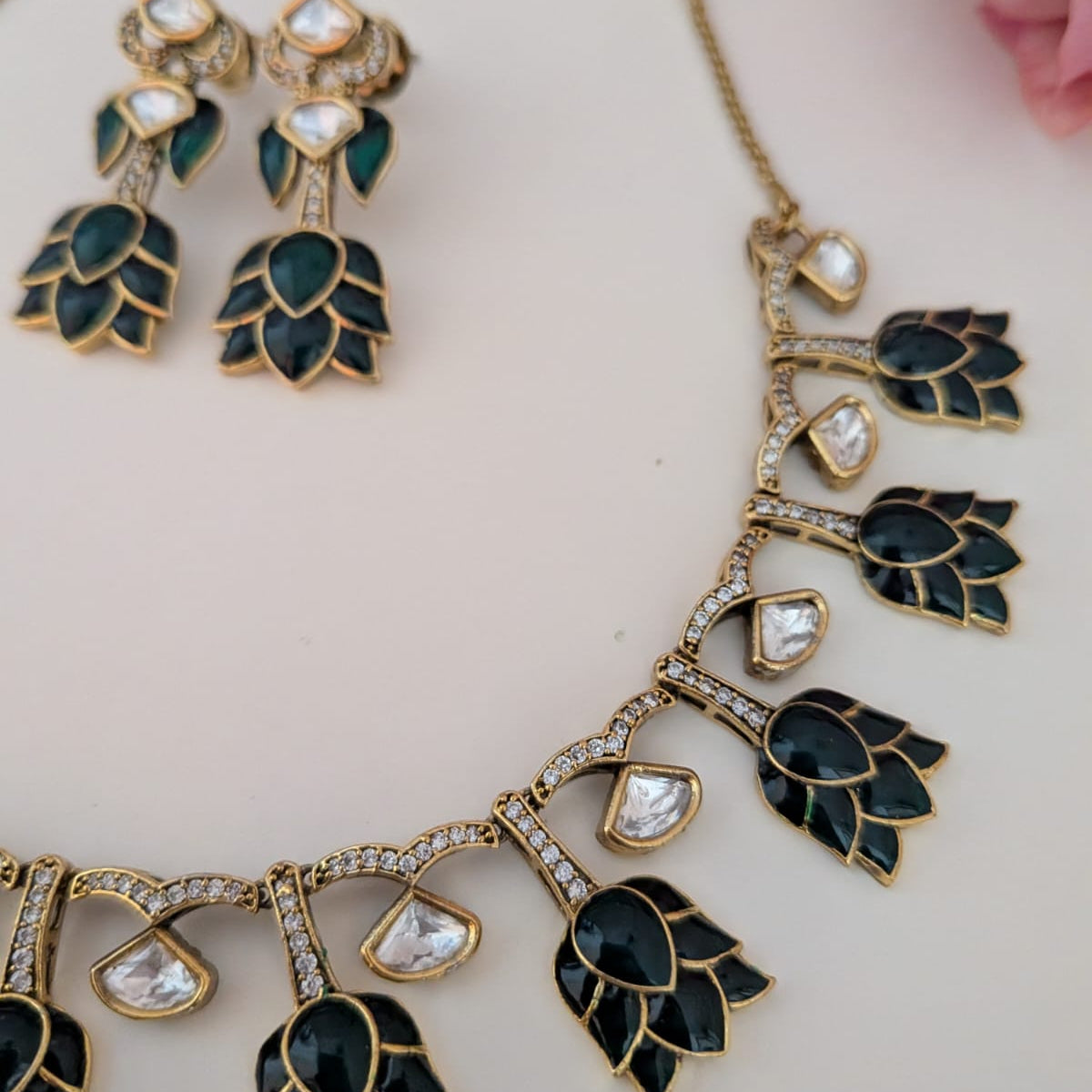 Lotus design necklace set Antique finish Green