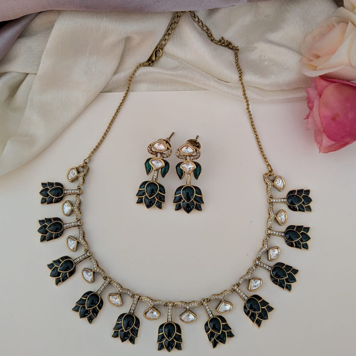Lotus design necklace set Antique finish Green