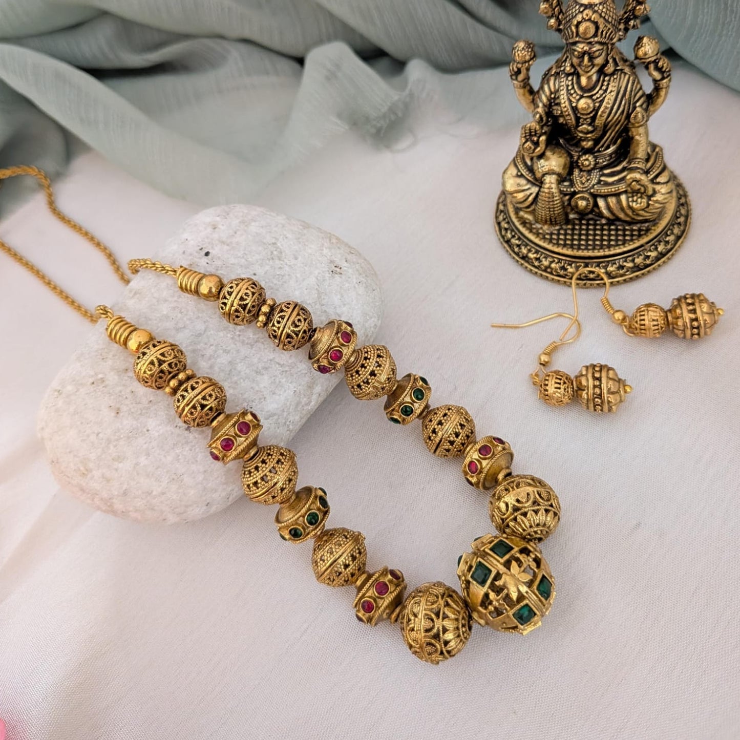 Ball beaded necklace