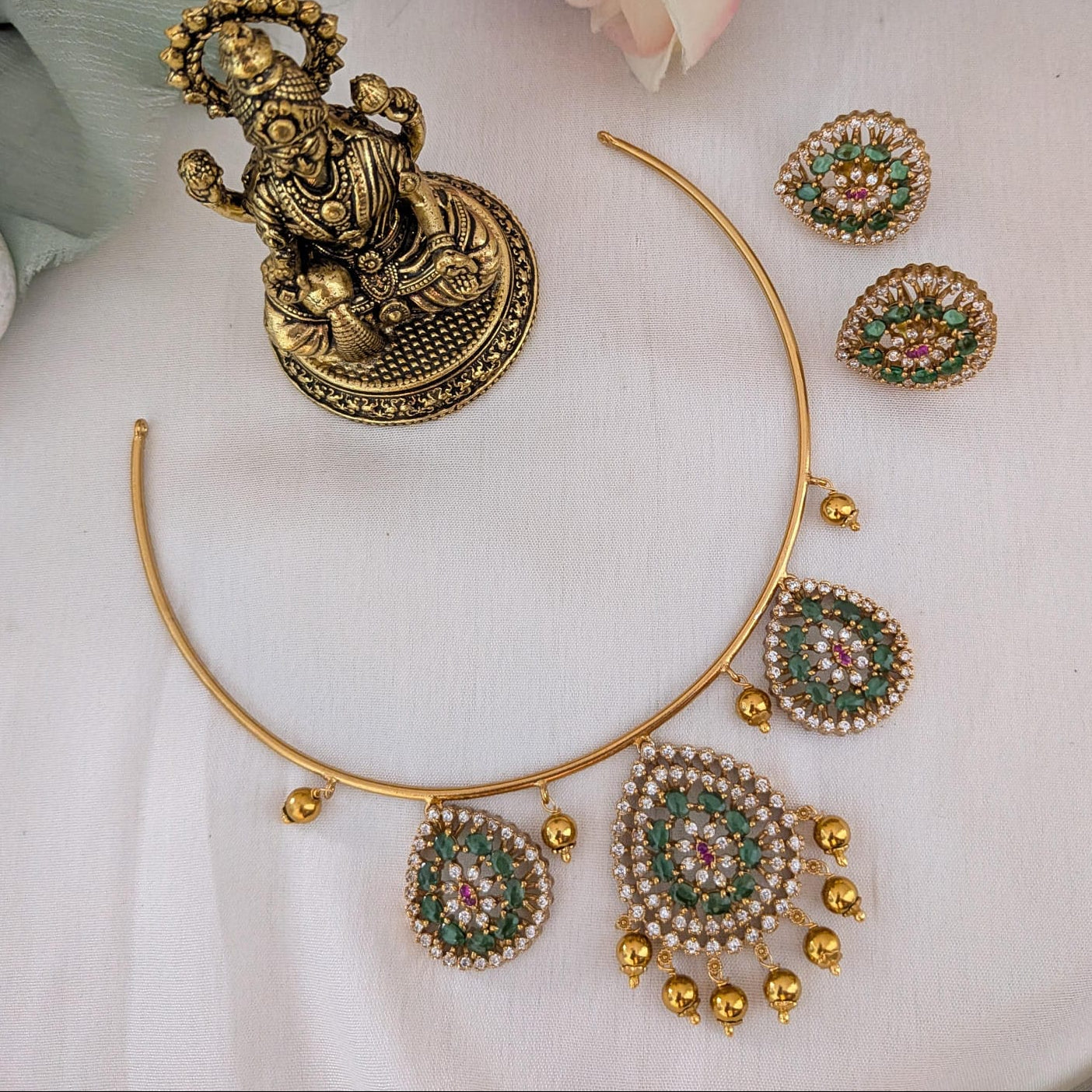 Green stone pendant hasli necklace