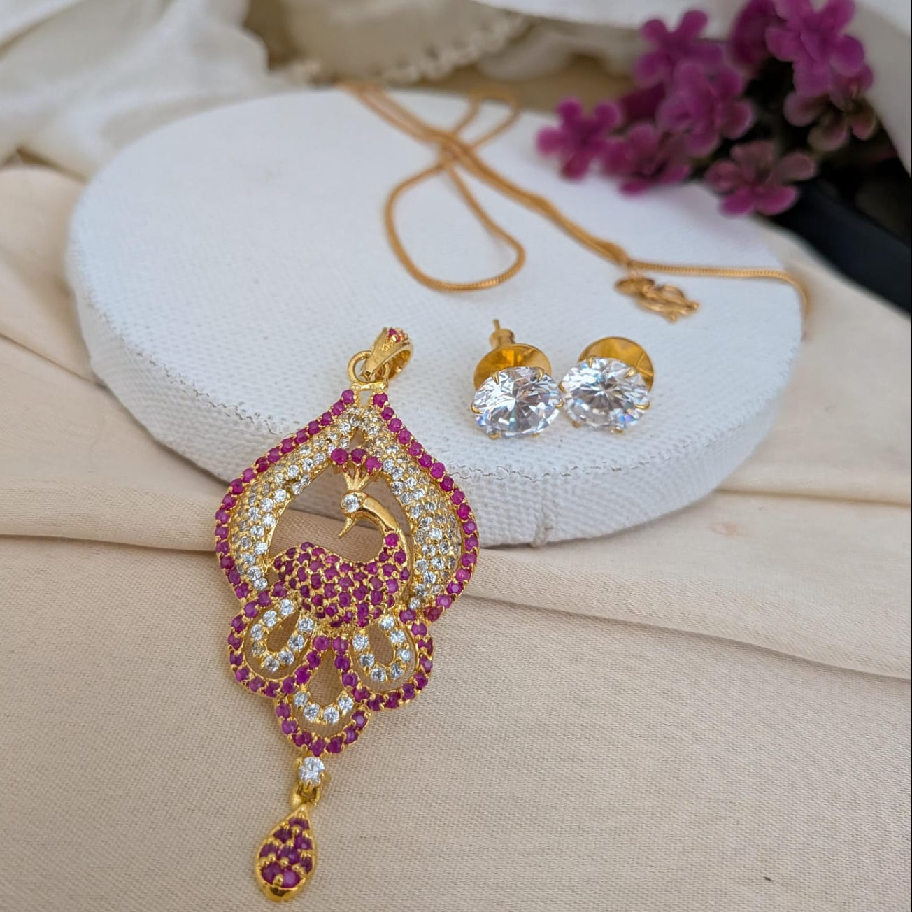 Peacock AD green with ruby pendant chain