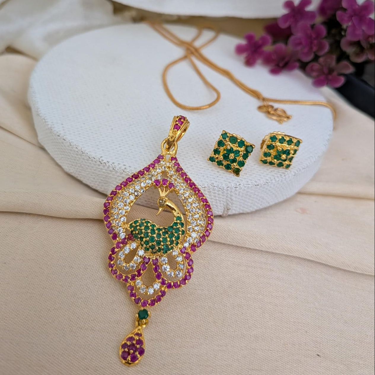 Peacock AD green with ruby pendant chain