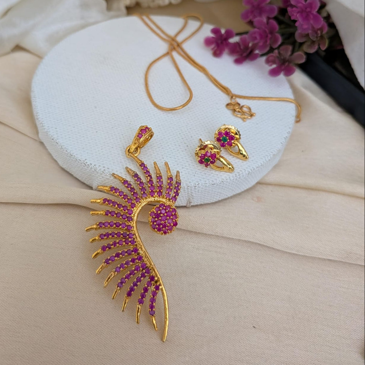 Peacock feather green with ruby pendant chain