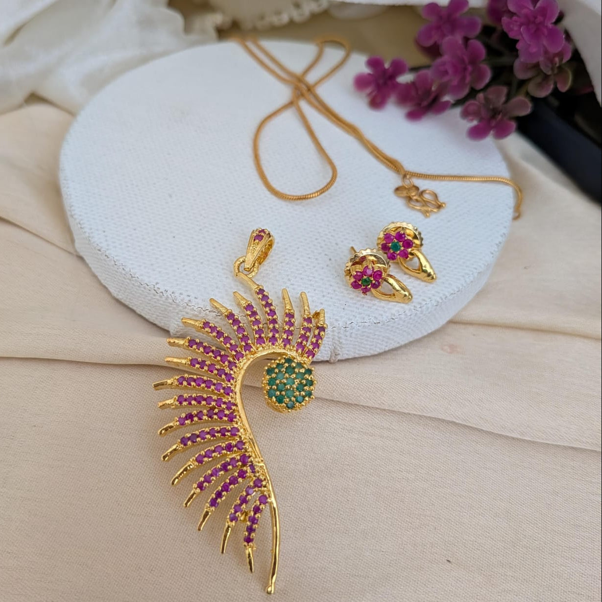 Peacock feather green with ruby pendant chain