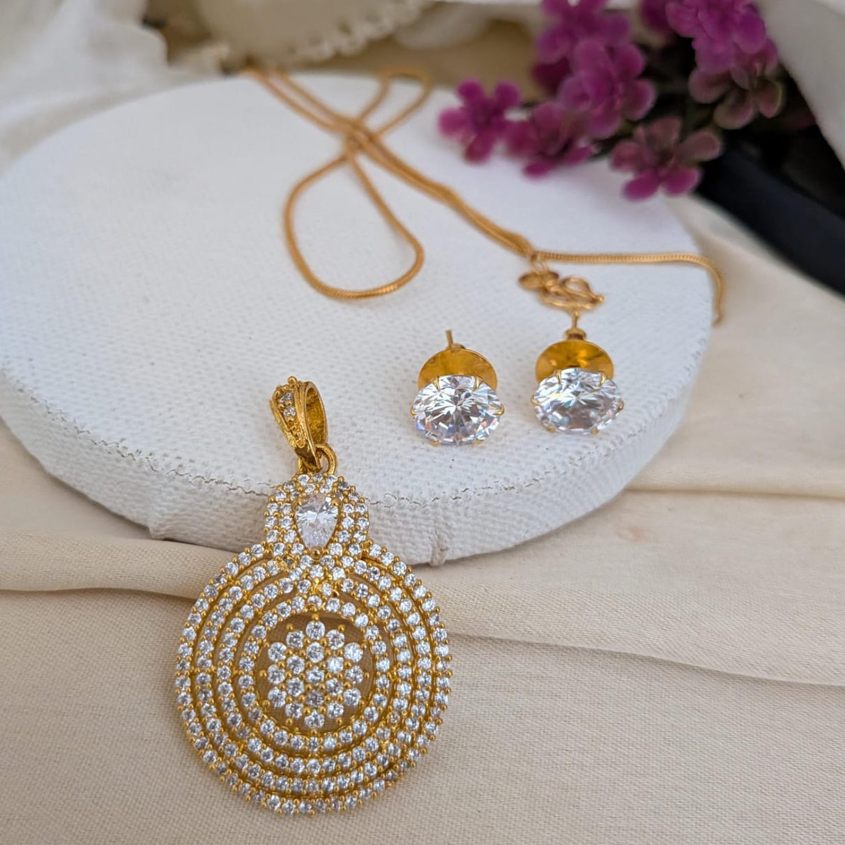 AD white pendant chain