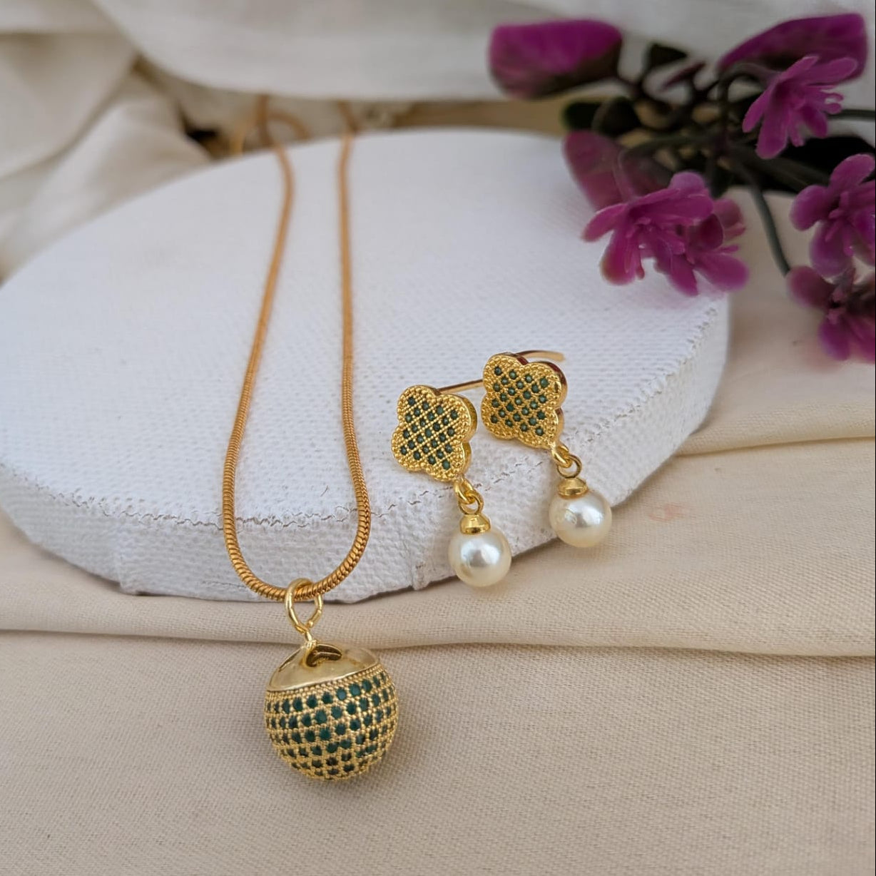 AD ball green pendant chain