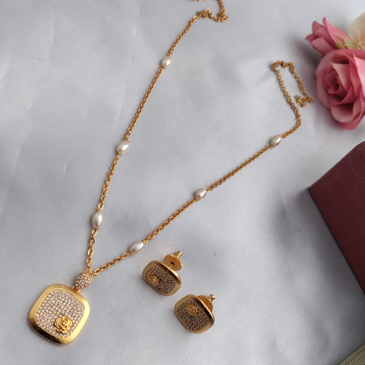 Square shape gold pendant chain