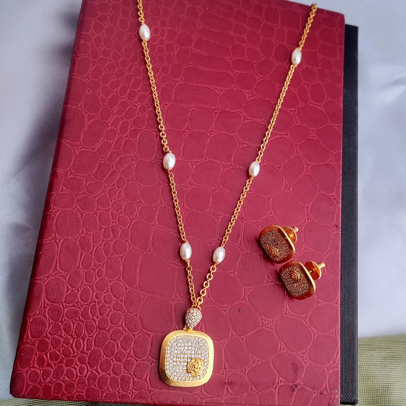 Square shape gold pendant chain