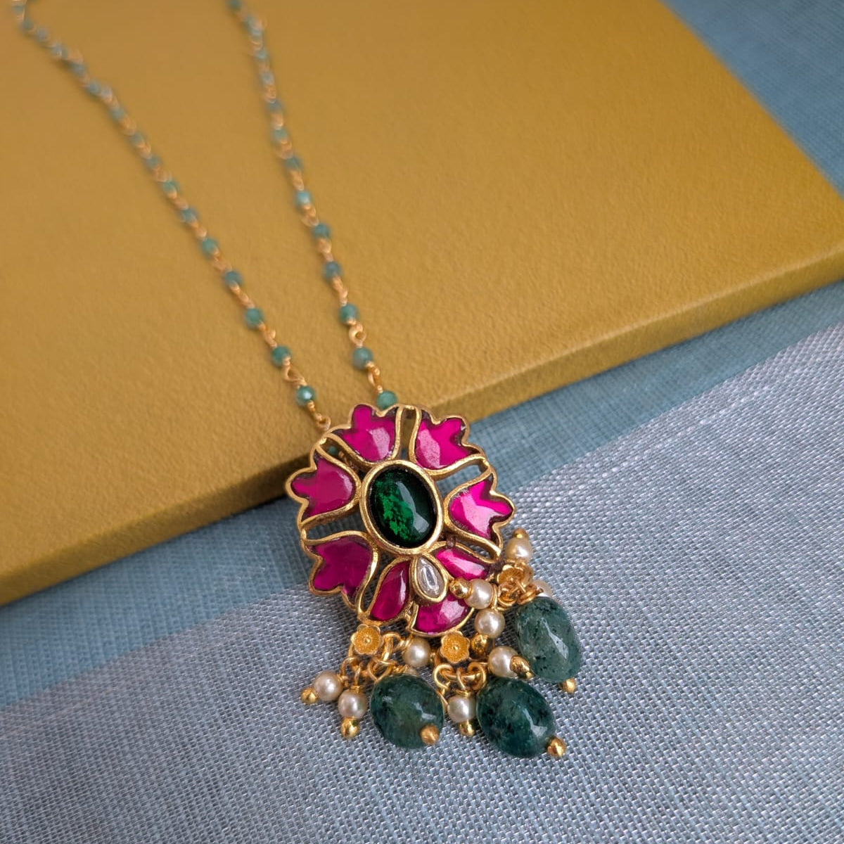 Jadau kundan small pendant with beaded chain