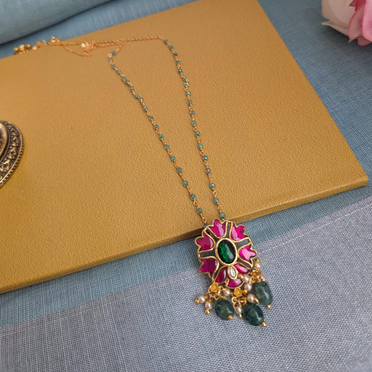 Jadau kundan small pendant with beaded chain