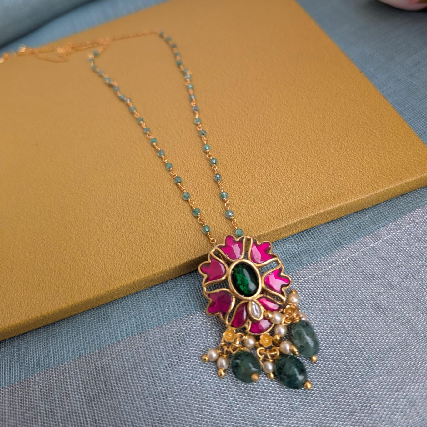 Jadau kundan small pendant with beaded chain
