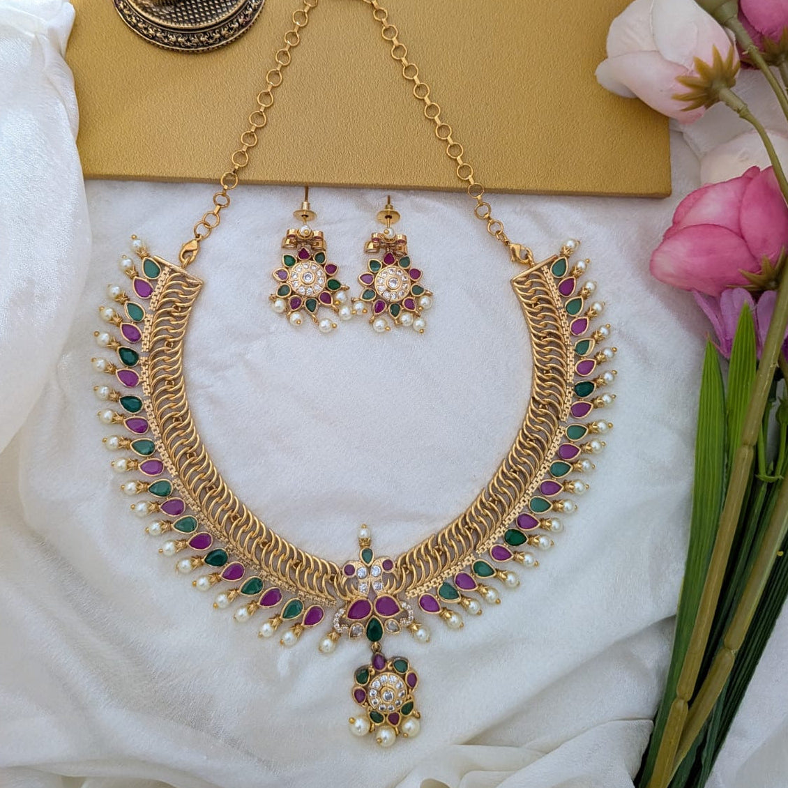 Drop with pearl design kemp necklace