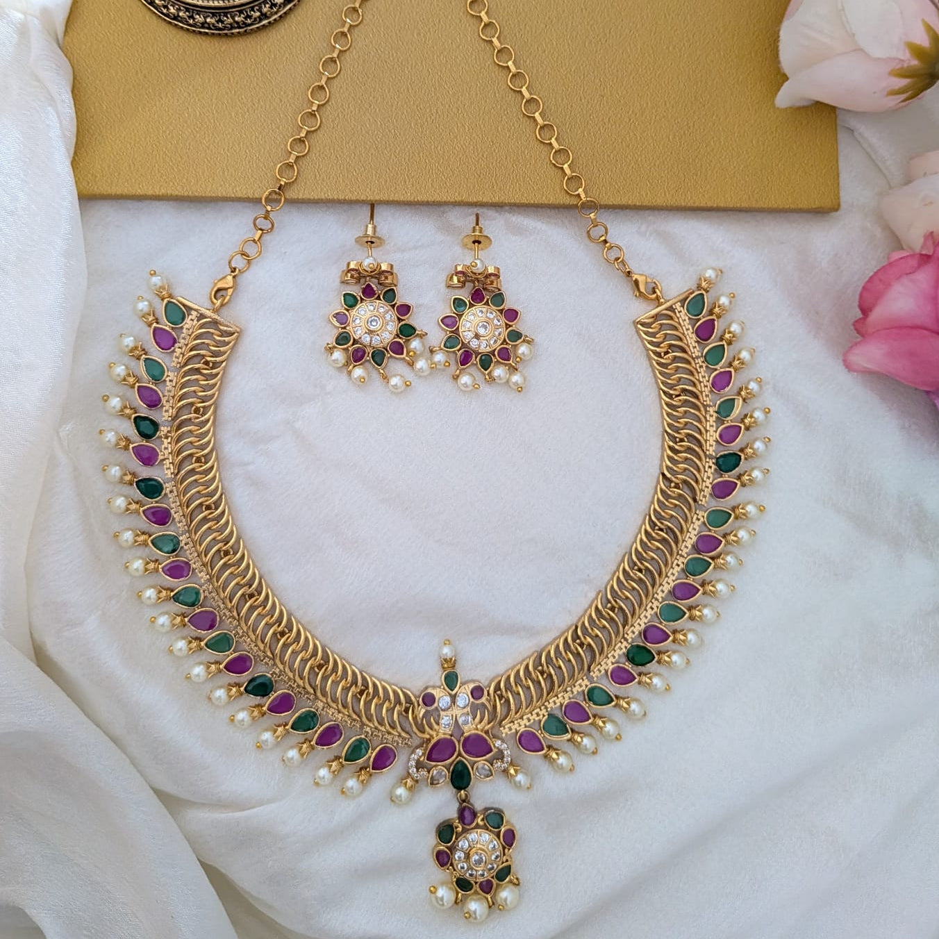 Drop with pearl design kemp necklace